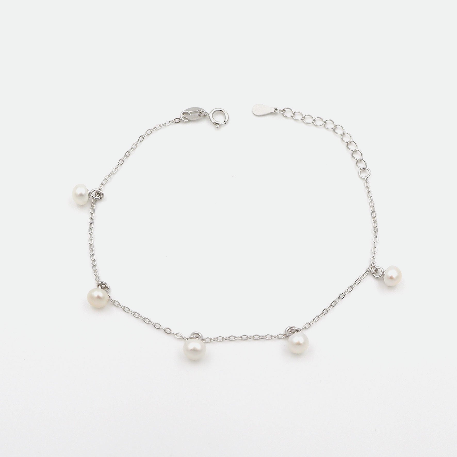 Silber Armbaender fuer Damen jetzt kaufen in unserem Onlineshop oder vor Ort in unserer Filiale in Basel